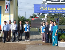 Đoàn từ thiện Hàn Quốc ghé thăm trường